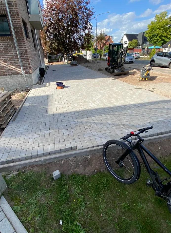 Fertig gepflasterte Einfahrt mit sauber gesetzten Randsteinen