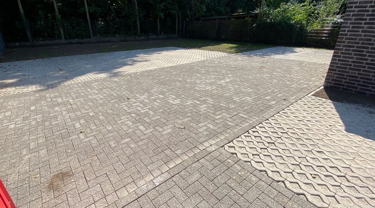 Fertig gepflasterte Einfahrt vor einem Backsteinhaus