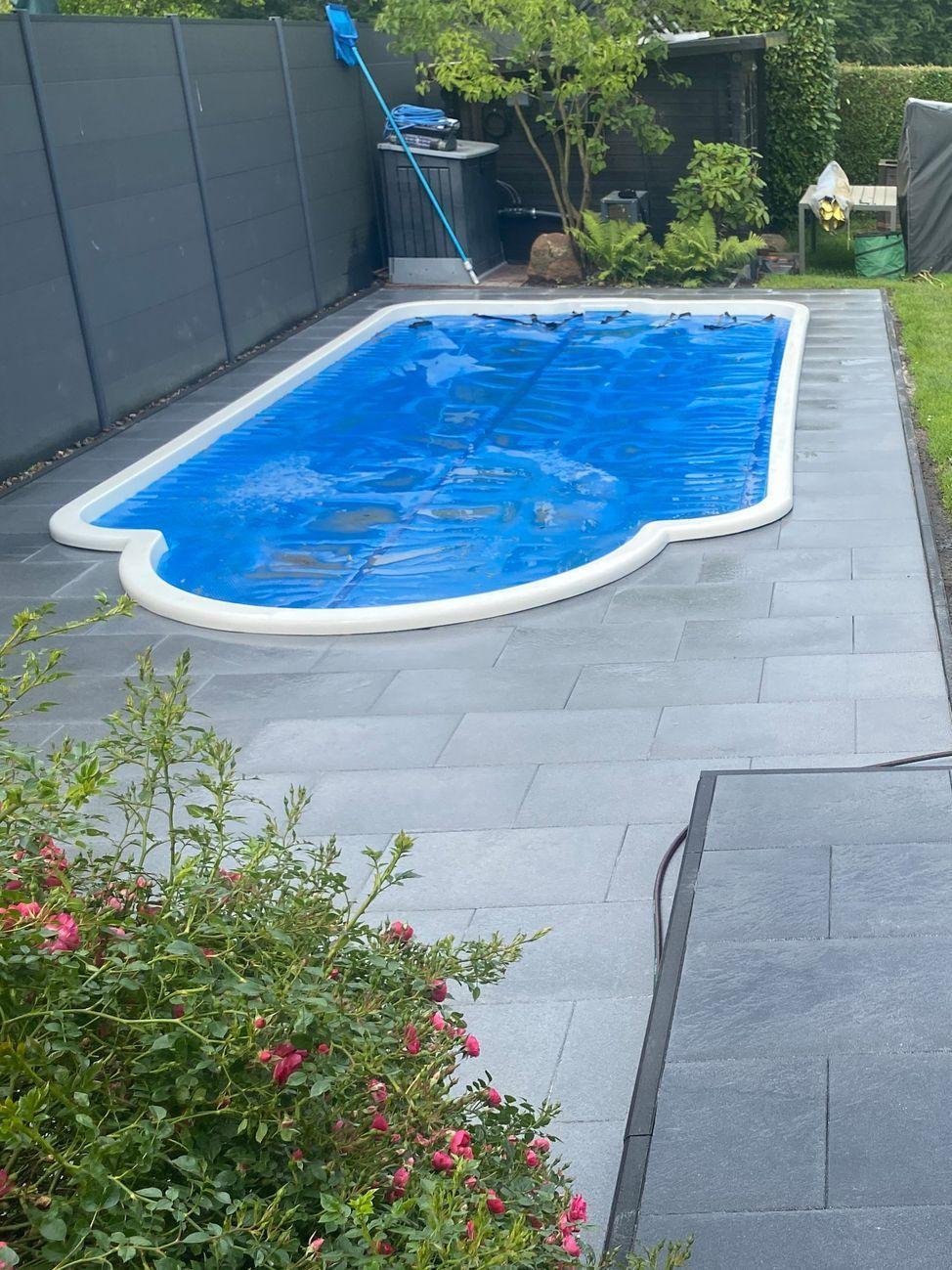 Großes Schwimmbecken mit blauer Abdeckung